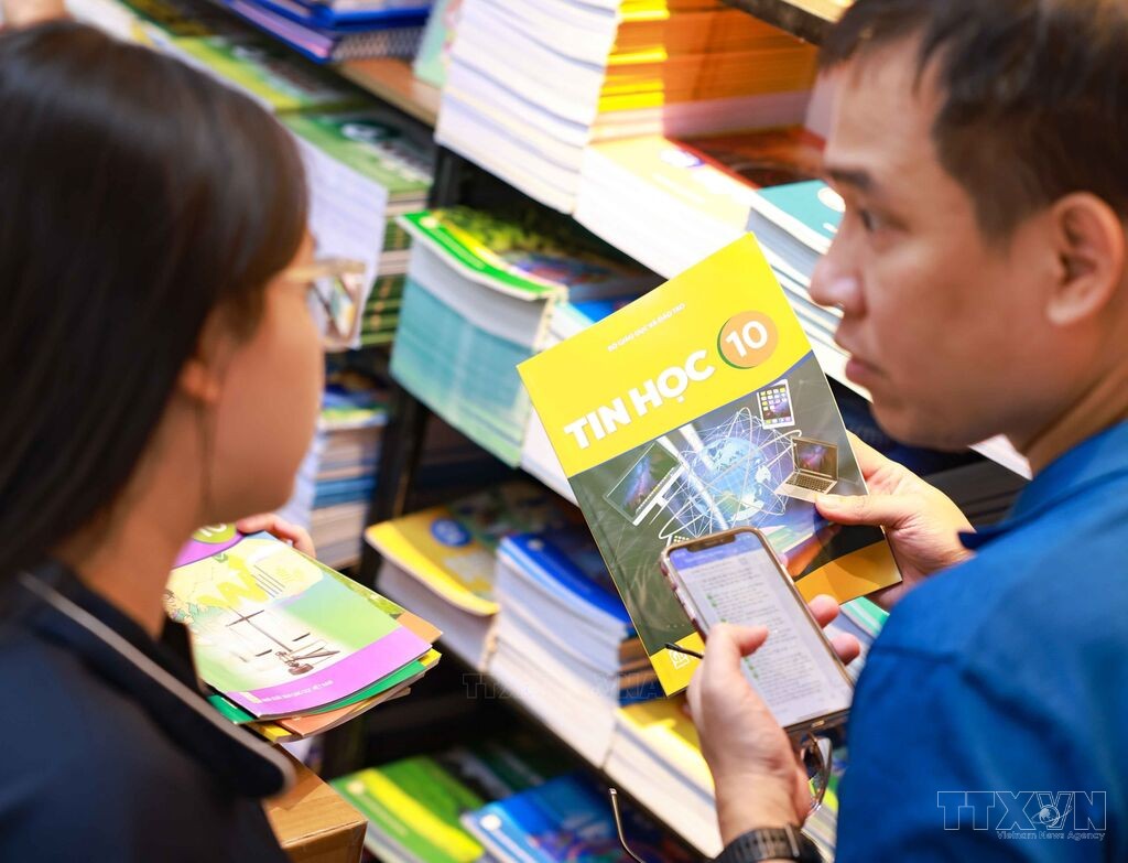 Sôi động thị trường sách vở, đồ dùng học tập trước thềm năm học mới