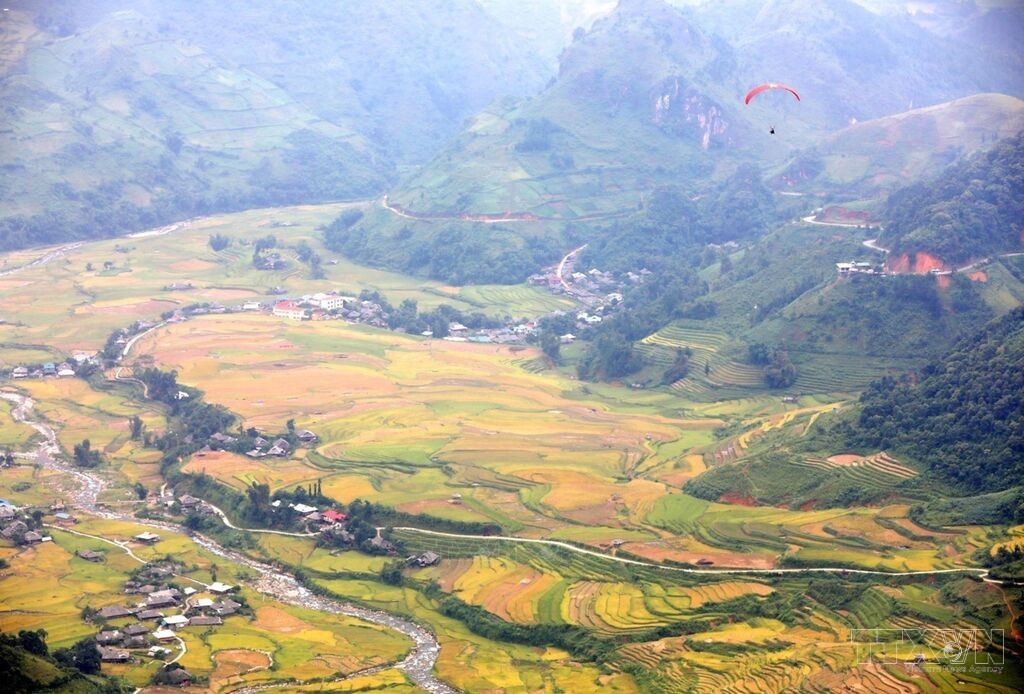 Du lịch Lào Cai: Kỳ thú bay trên mùa vàng Khau Phạ