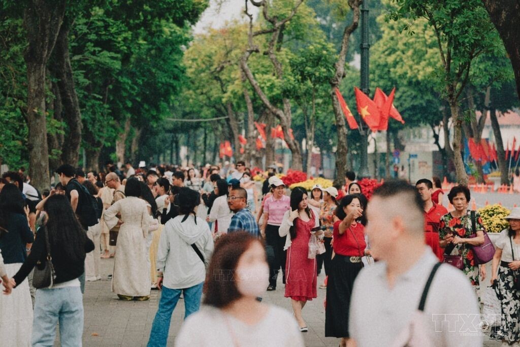 Rộn ràng không gian hồ Hoàn Kiếm trong ngày kỷ niệm 72 năm Giải phóng Thủ đô